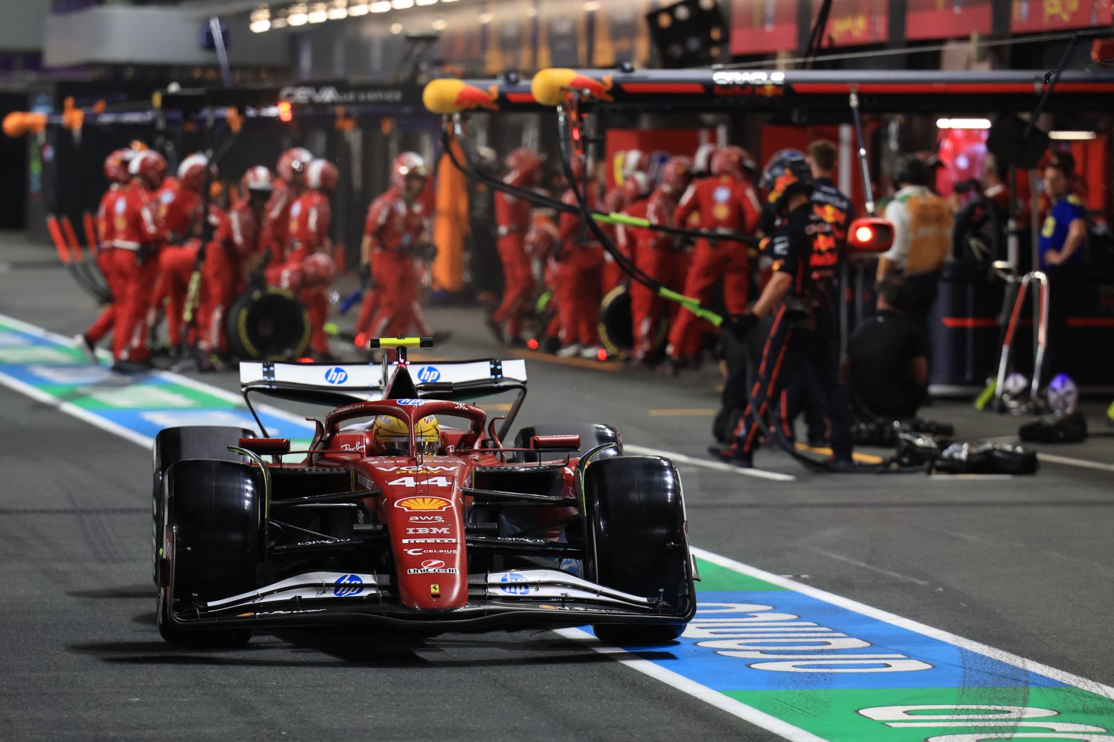 Ferrari admite “pontos fracos” e se vê “0s3 atrás” de rivais na Arábia Saudita