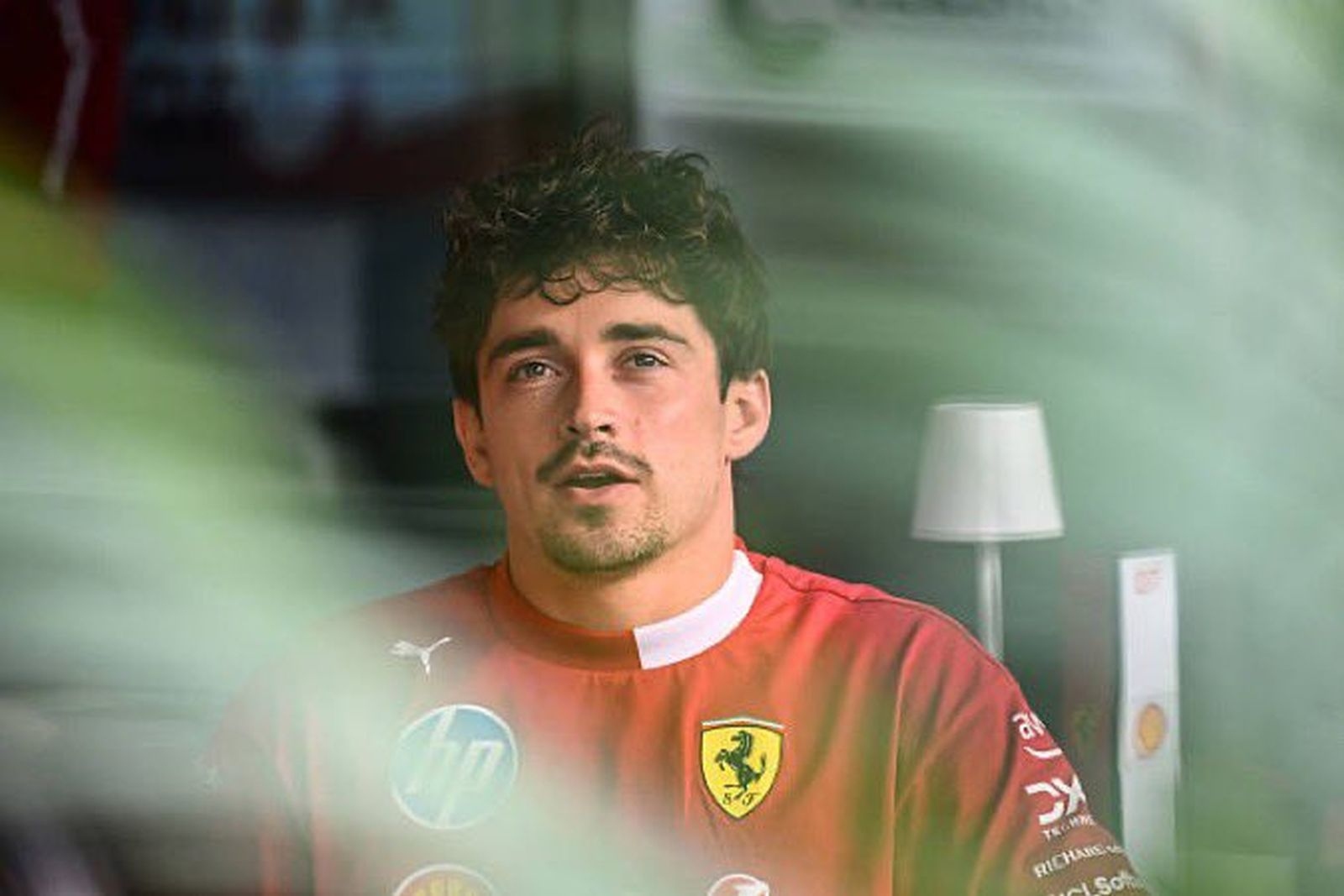 Leclerc vê “emoção simplesmente única” e defende retorno de motores V10 na F1