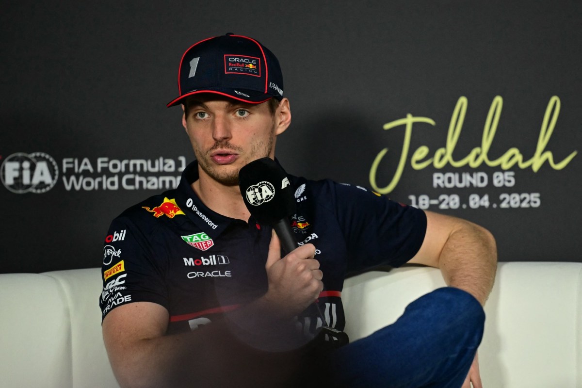 Verstappen se irrita com questão sobre futuro na Red Bull e ataca jornalista em Jedá