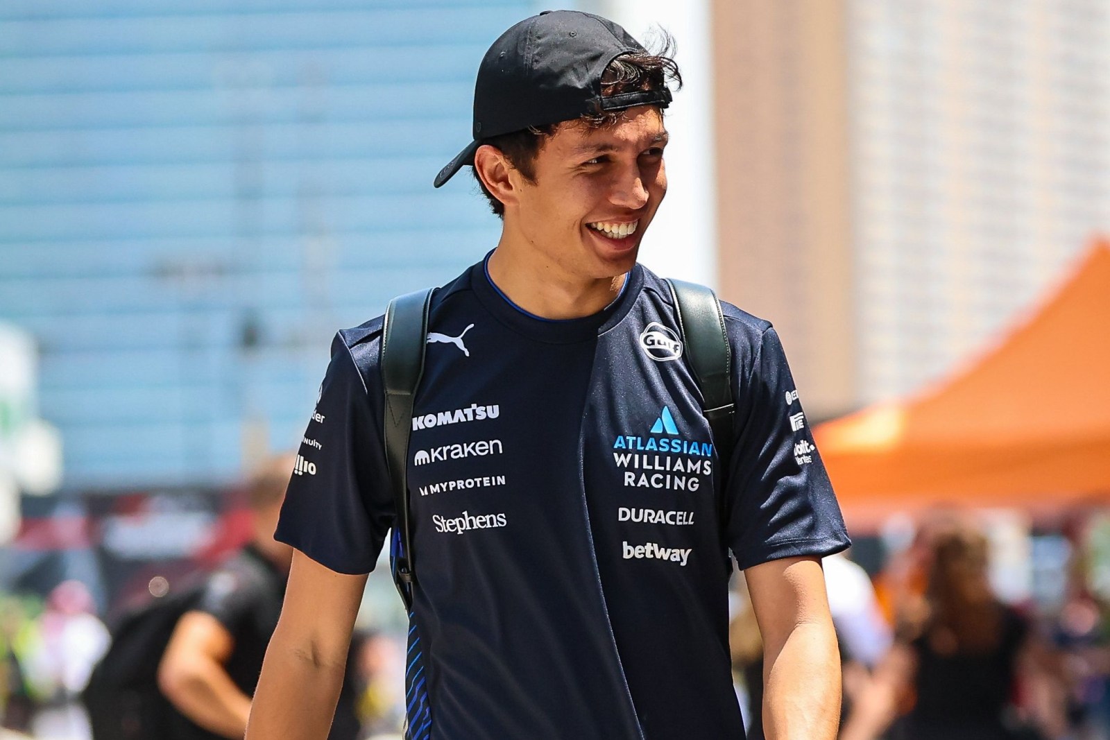 Albon brinca sobre voo de volta com Verstappen após punição: “Vou dormir o tempo todo”