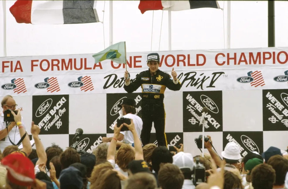 Na Garagem: Senna vence em Detroit e ergue bandeira do Brasil pela 1ª vez na F1