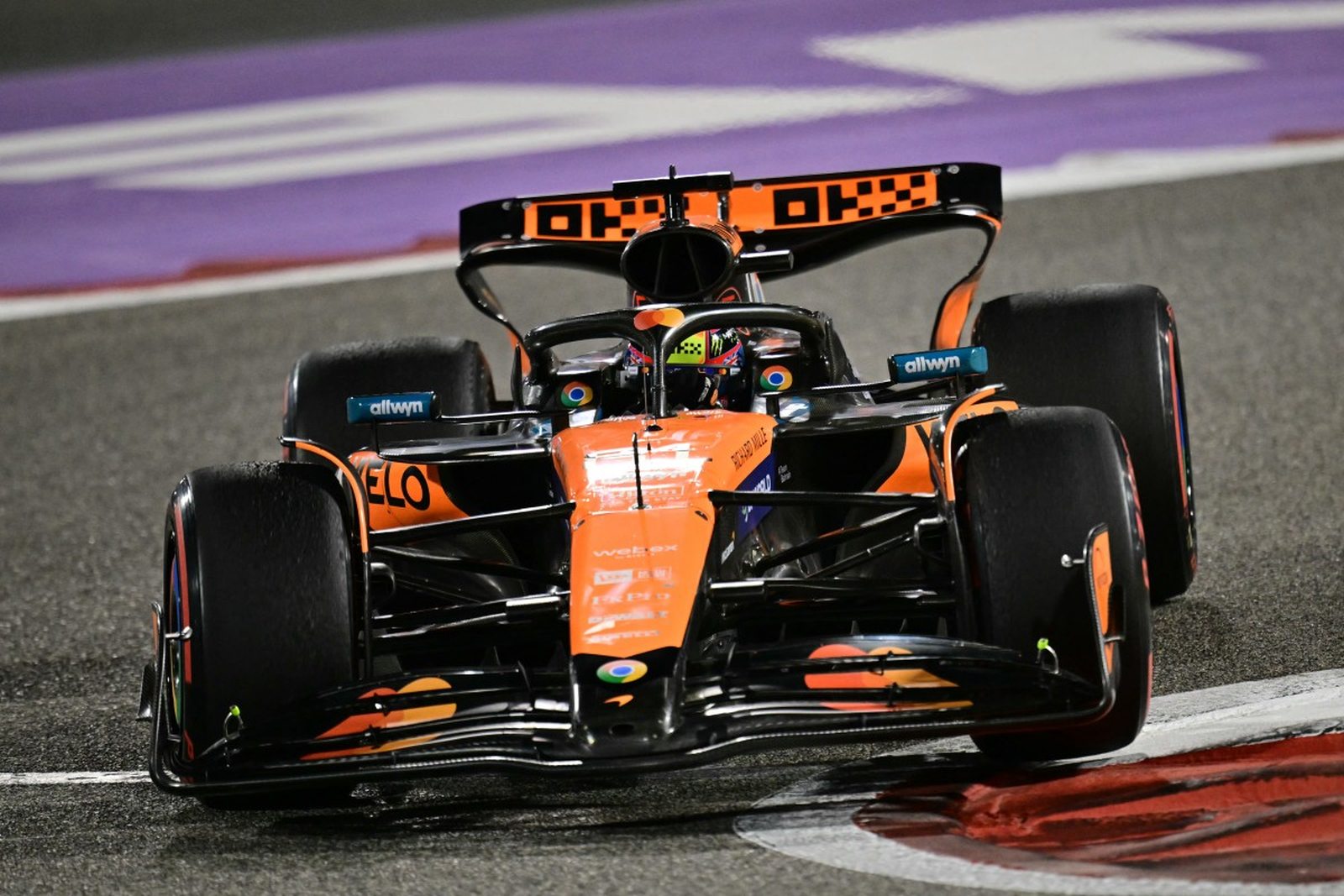 Piastri passeia no deserto e vence tático GP do Bahrein de F1. Norris bate Leclerc e é 3º