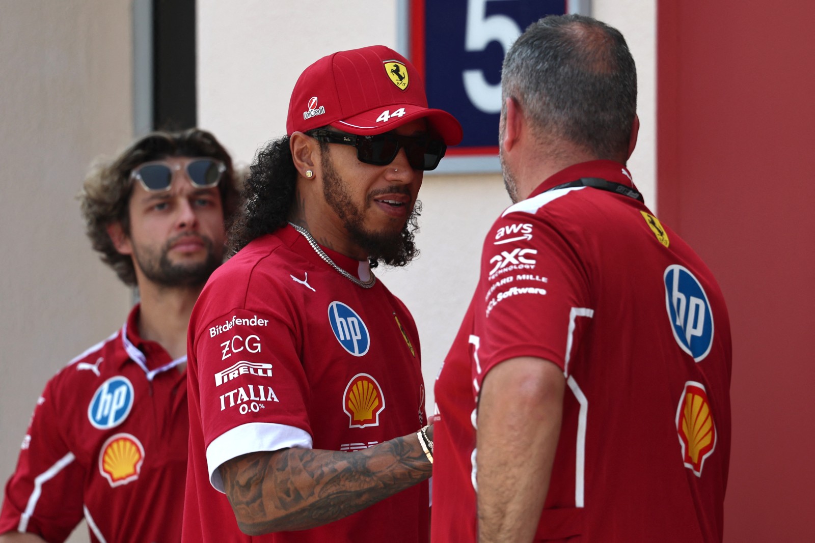 Hamilton detalha dificuldades na Ferrari e reforça: “Preciso fazer um trabalho melhor”