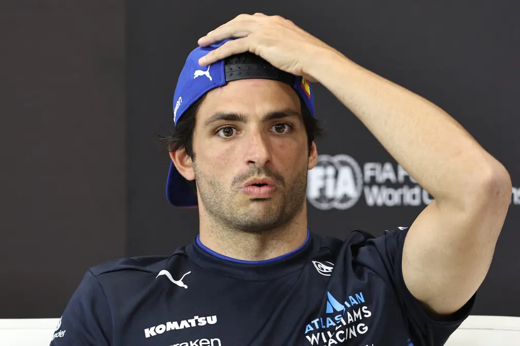 Sainz critica a la FIA tras multa por llegar tarde al himno y se arriesga a una nueva sanción