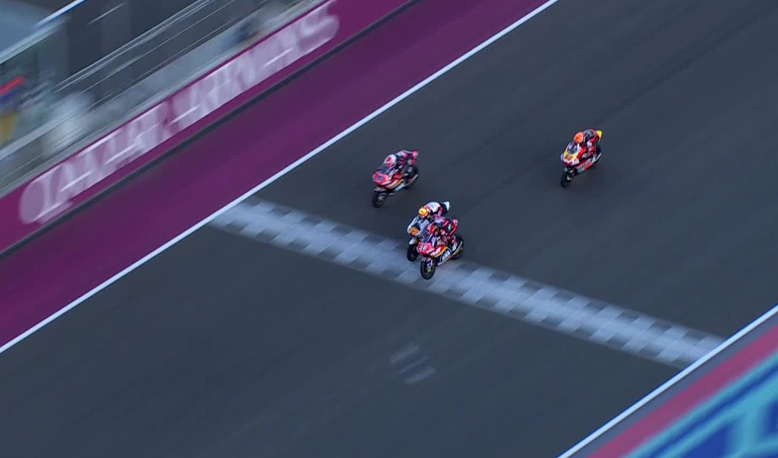 Piqueras brilha no fim, supera Furusato por apenas 0s009 e vence GP do Catar na Moto3