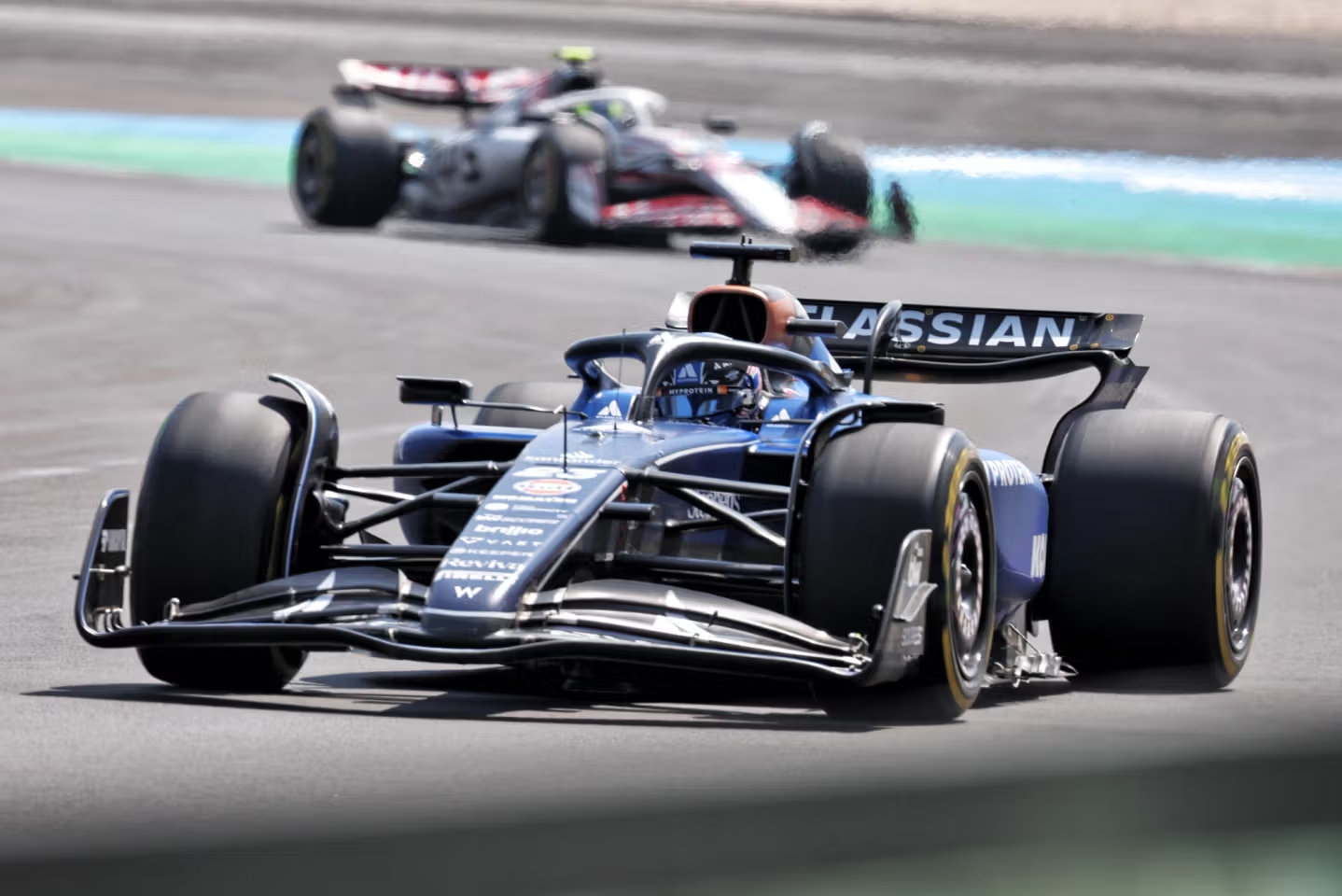 Albon destaca la “energía positiva” de Williams: “Trabajamos muy bien juntos”