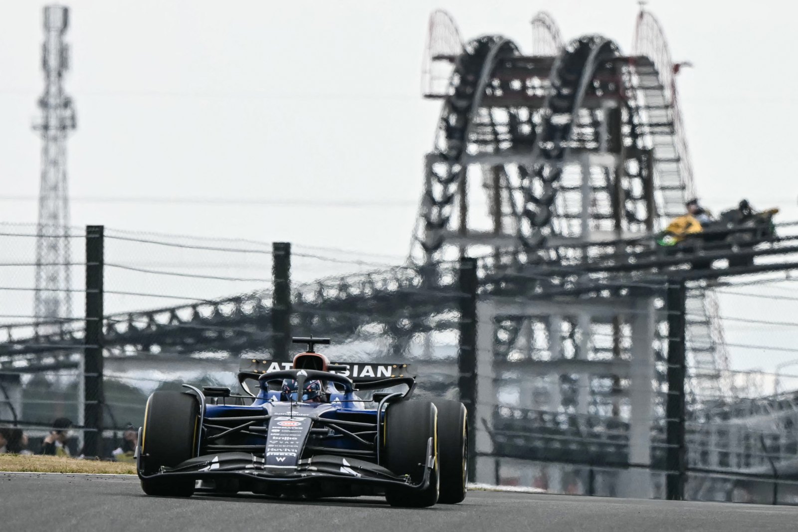 Albon explica estresse via rádio com Williams no GP do Japão: “Esse sou eu no carro”