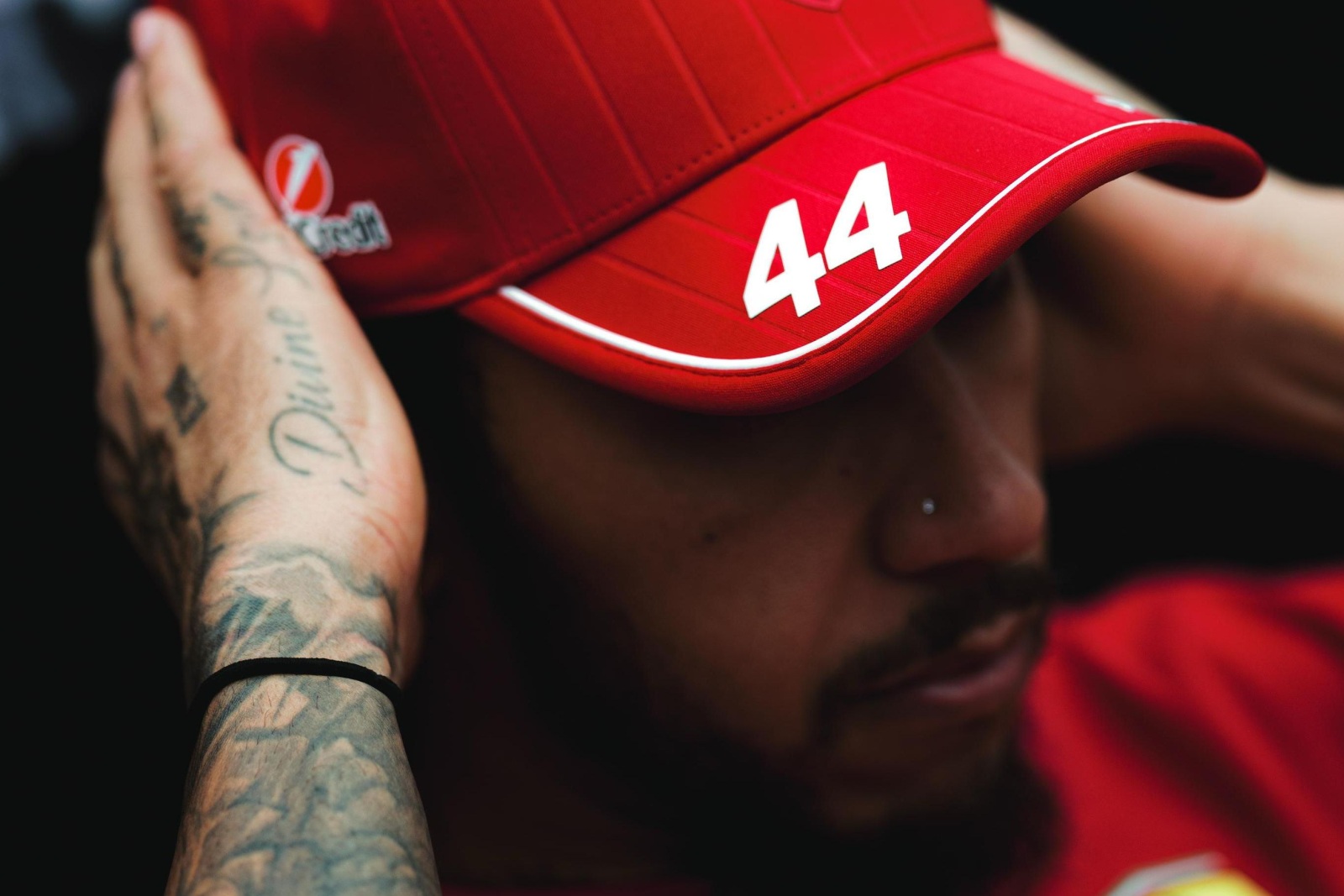 Hamilton explica início oscilante com Ferrari na F1 e diz: “É só consolidar a configuração”