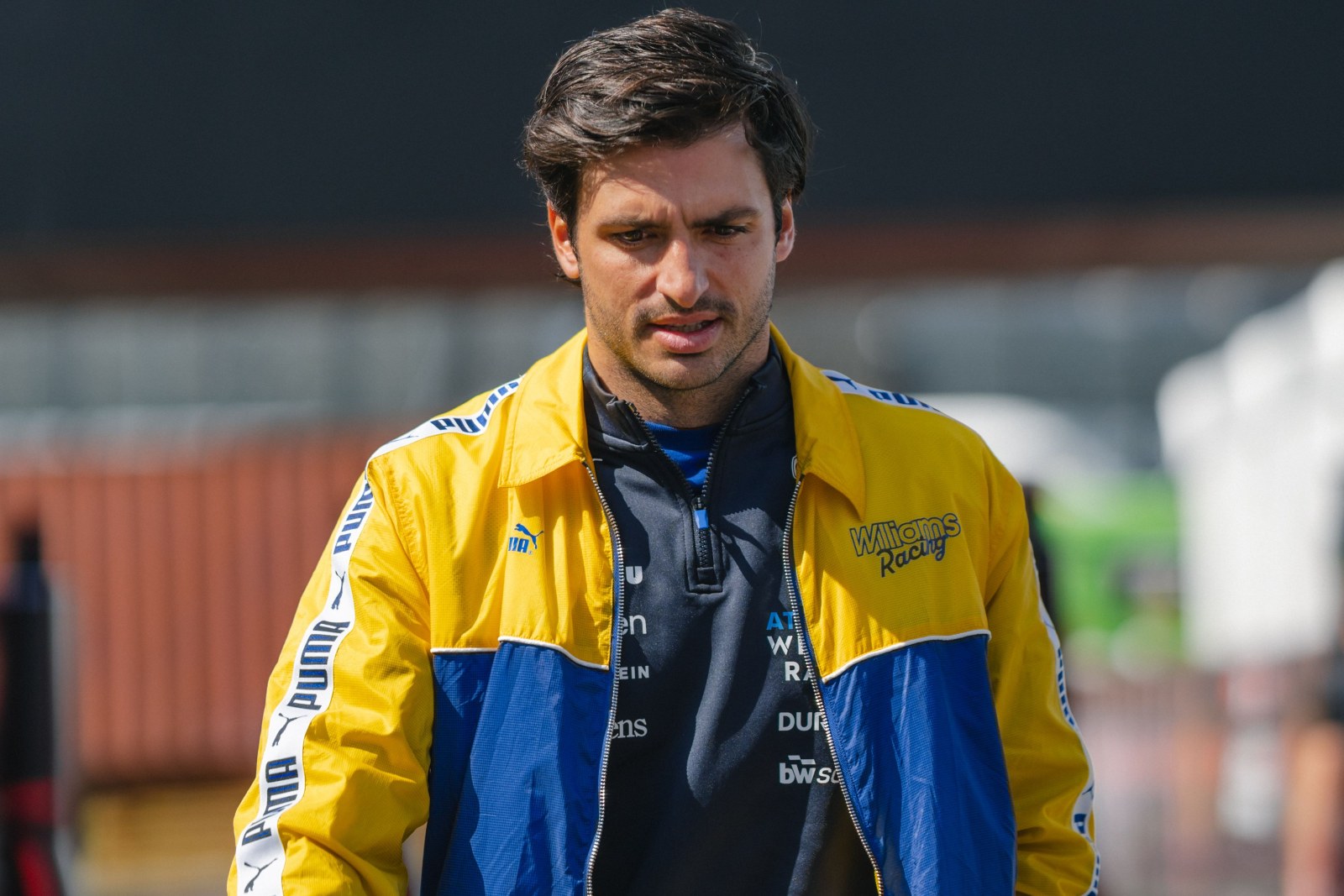 Sainz perde hino do Japão por problemas estomacais. E leva multa da FIA
