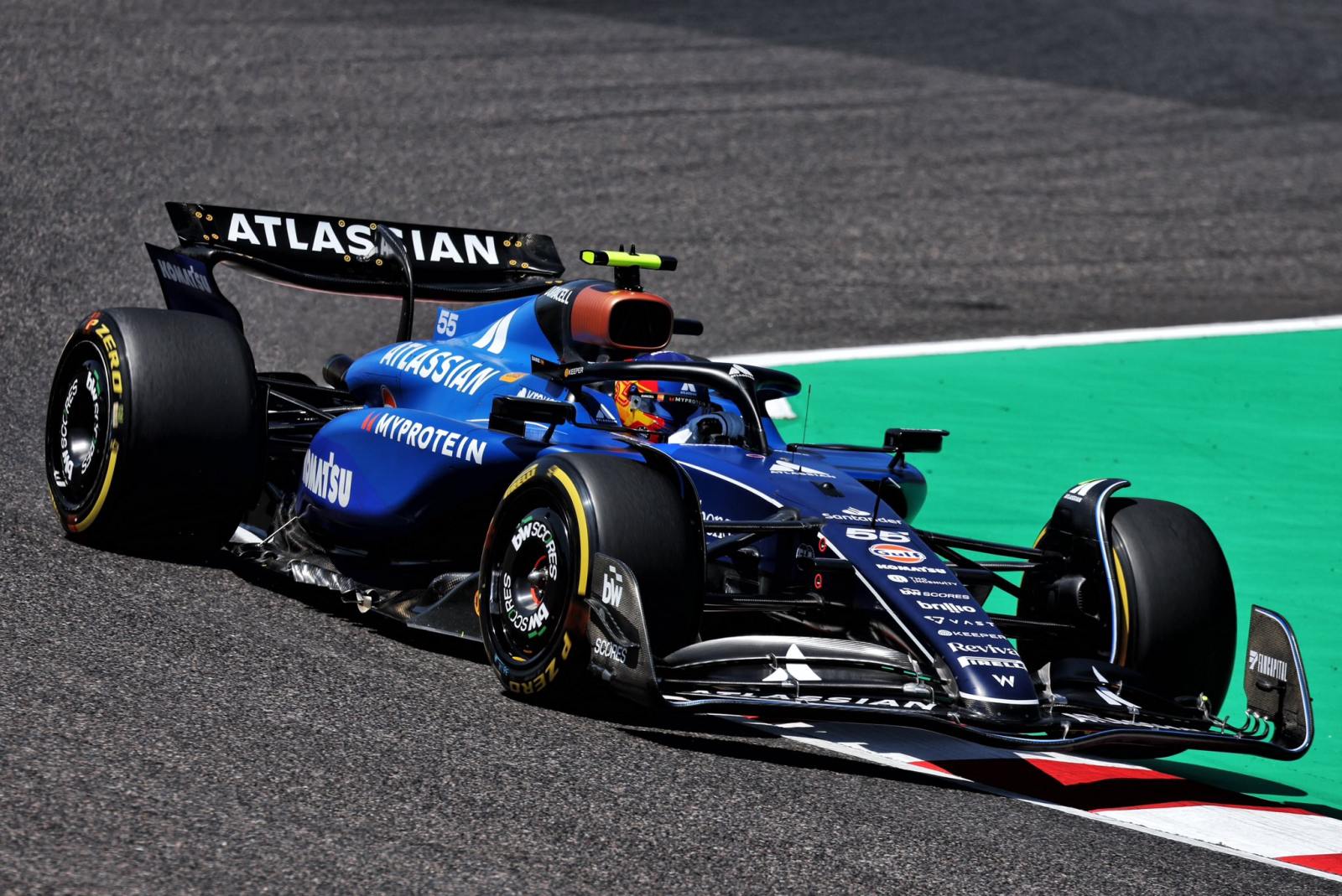 Sainz revela que precisou mudar pilotagem para “não expor fraquezas” da Williams