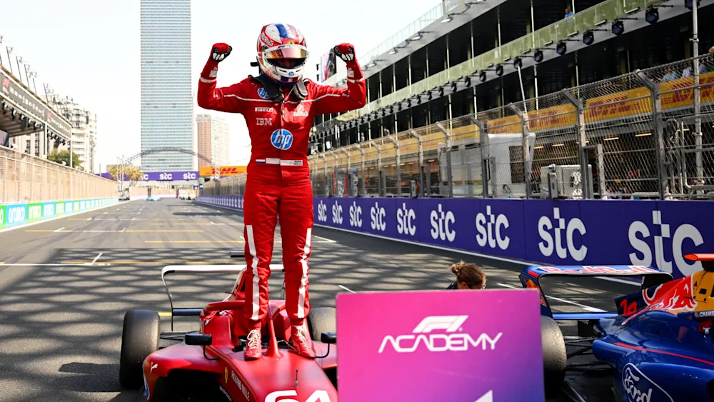 Weug herda vitória após punição a Chambers na corrida 2 da F1 Academy na Arábia Saudita