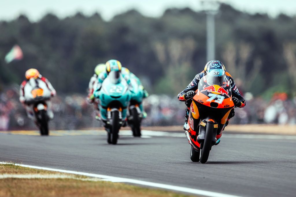 Rueda aprovecha la confusión de la última vuelta y gana en Le Mans, Perrone acaba 10°