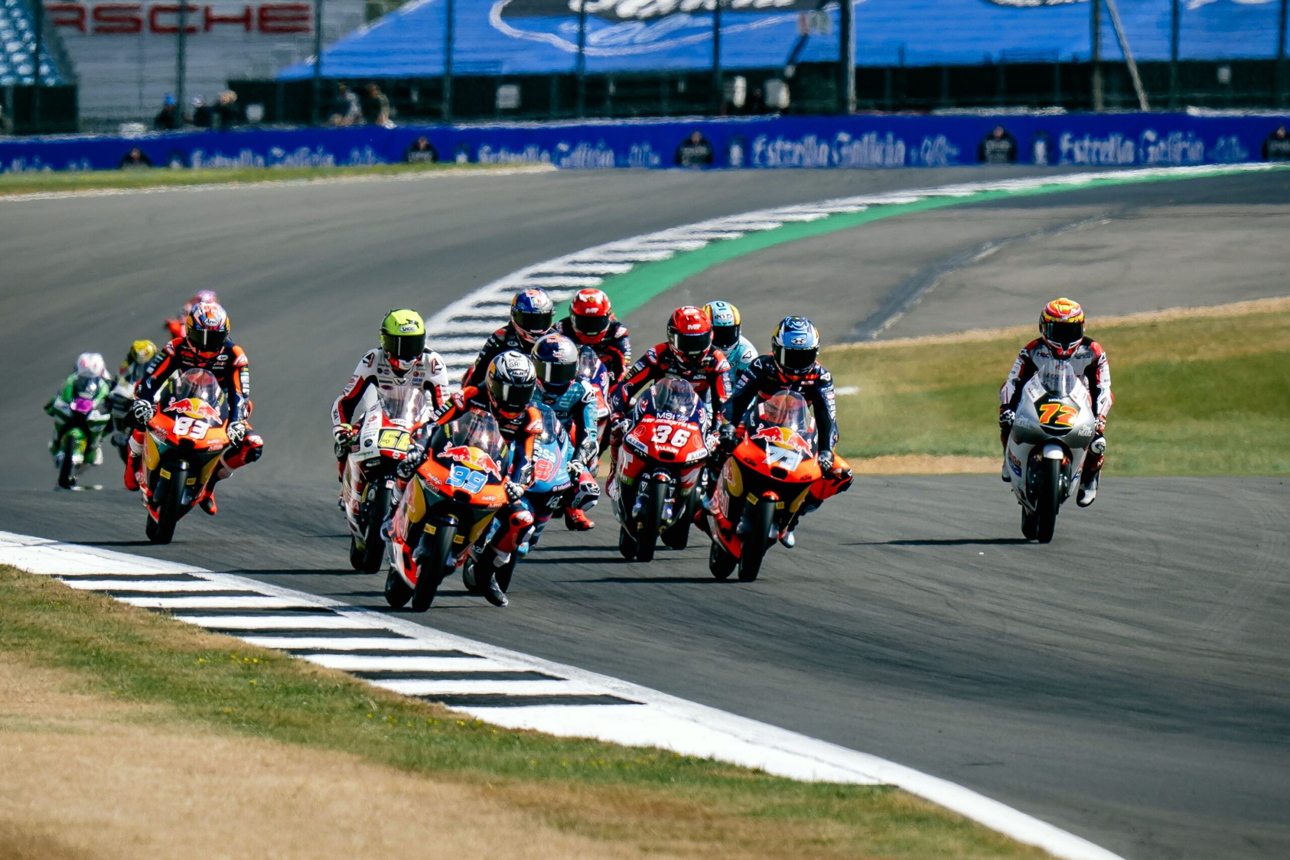 Rueda remonta para ganar la carrera de Moto3 en Silverstone y Perrone finaliza 5°