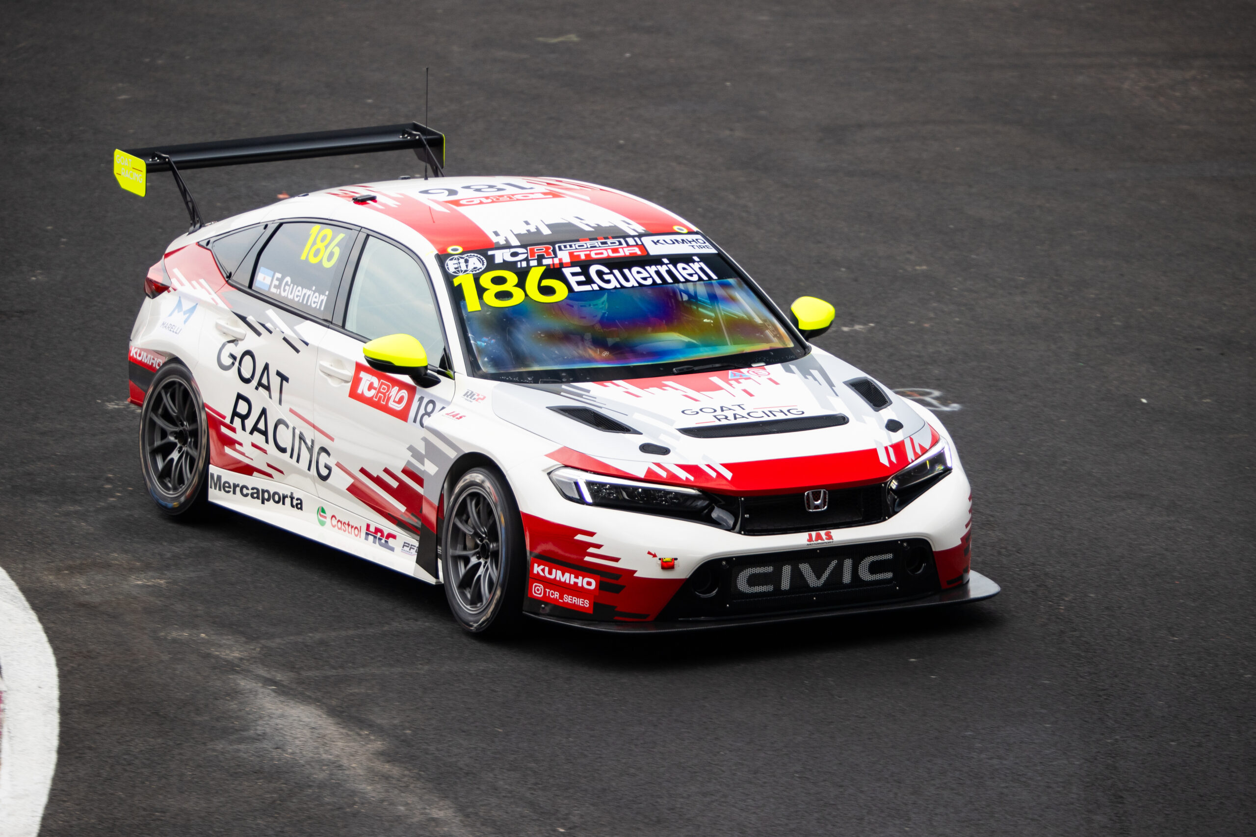 Guerrieri logra el doblete y sale líder de la apertura del TCR World Tour 2025 en México