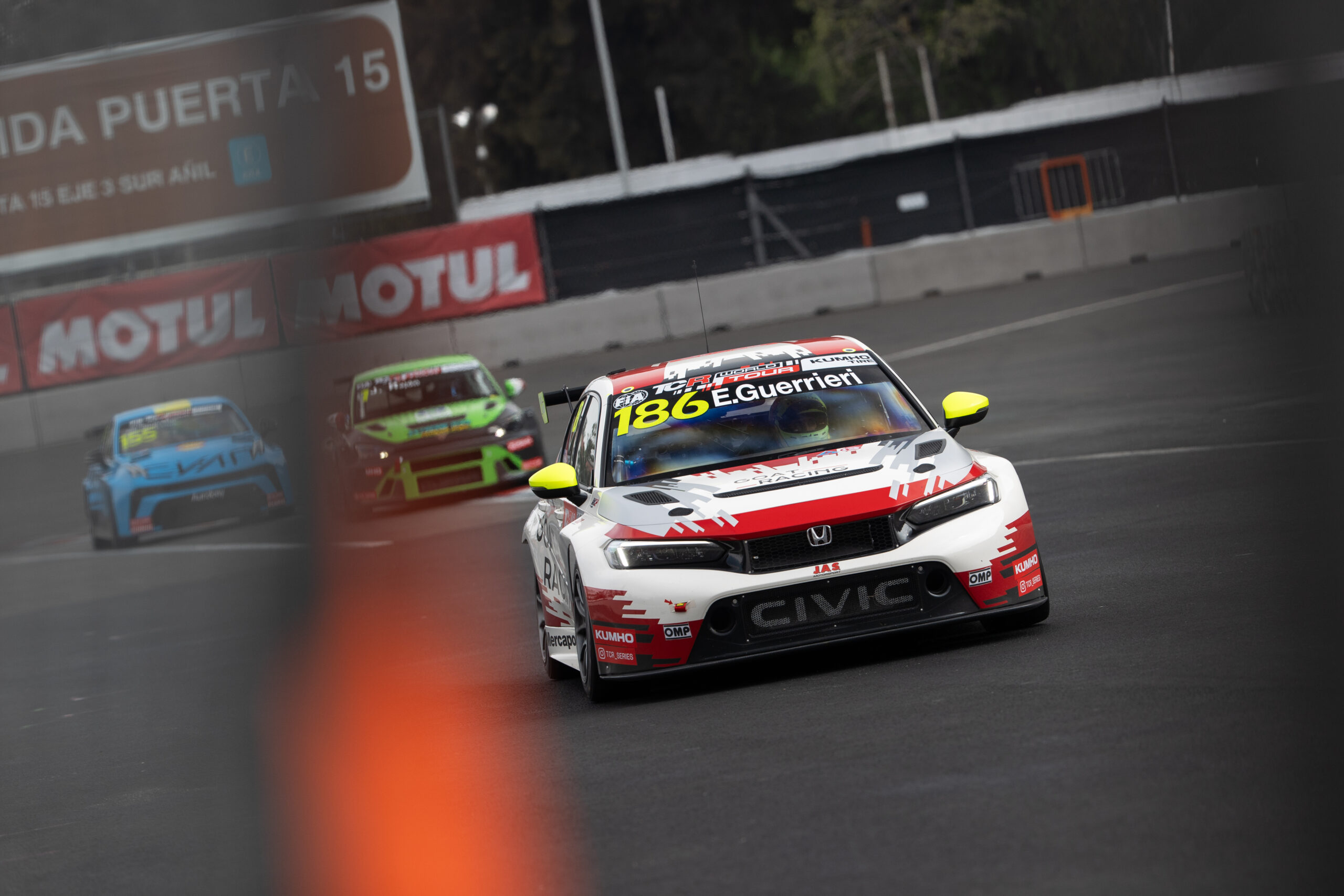 Guerrieri se toma revancha y vence en la Carrera 2 del TCR World Tour en México