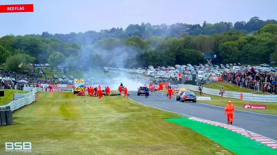 Superbike Británica confirma dos muertes tras accidente con 11 motos en Oulton Park