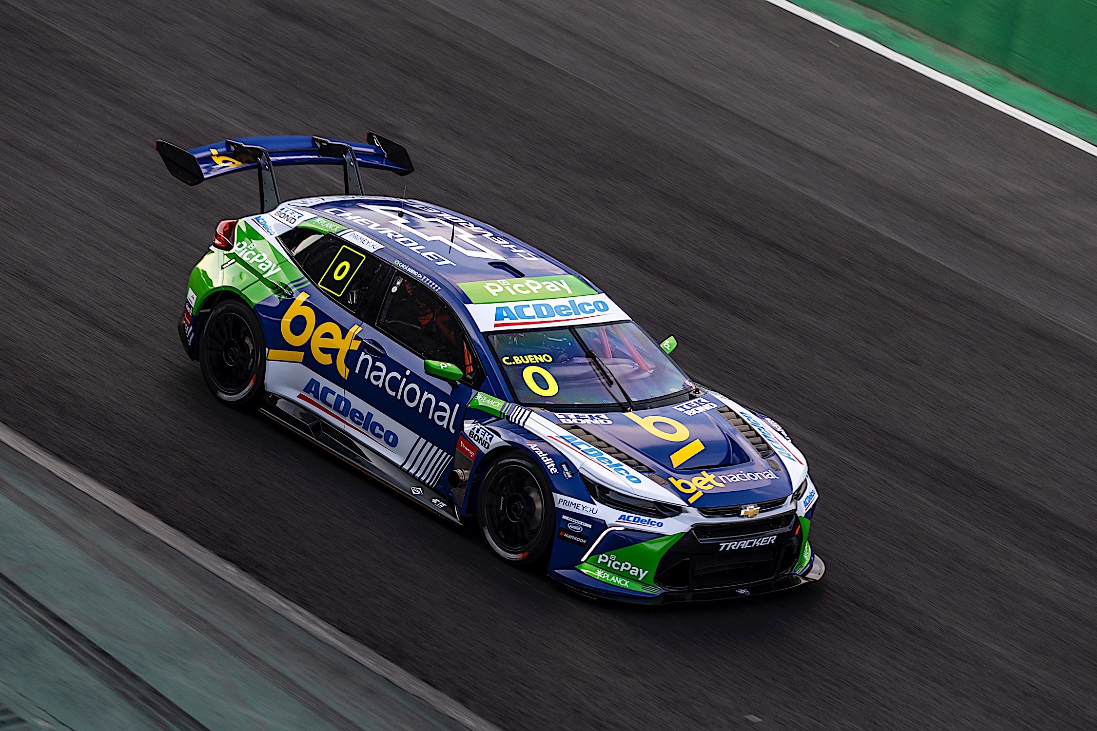 Bueno espera “fim do calvário” na Stock Car com volta do motor V8 em 2026