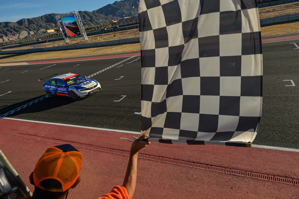 Leonel Pernía y Pezzini ganan en las carreras del TCR Sudamericano en San Juan