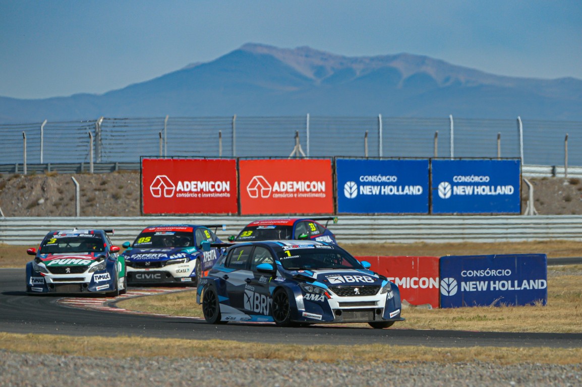 Cardoso diminui vantagem de Leonel Pernía no TCR South America. Confira classificação