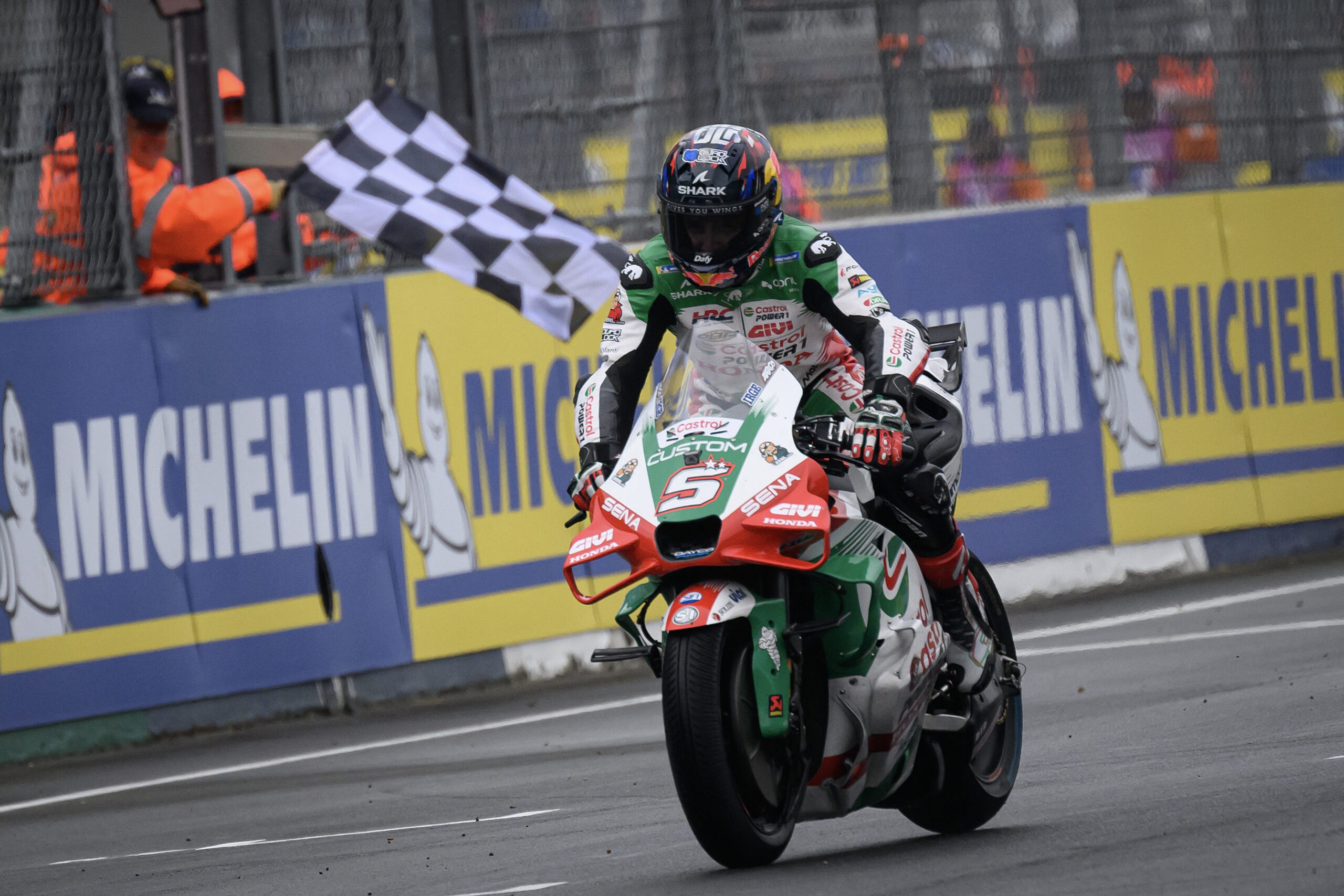 Zarco acerta tática no caos da MotoGP e vence molhado GP da França. Marc Márquez é 2º