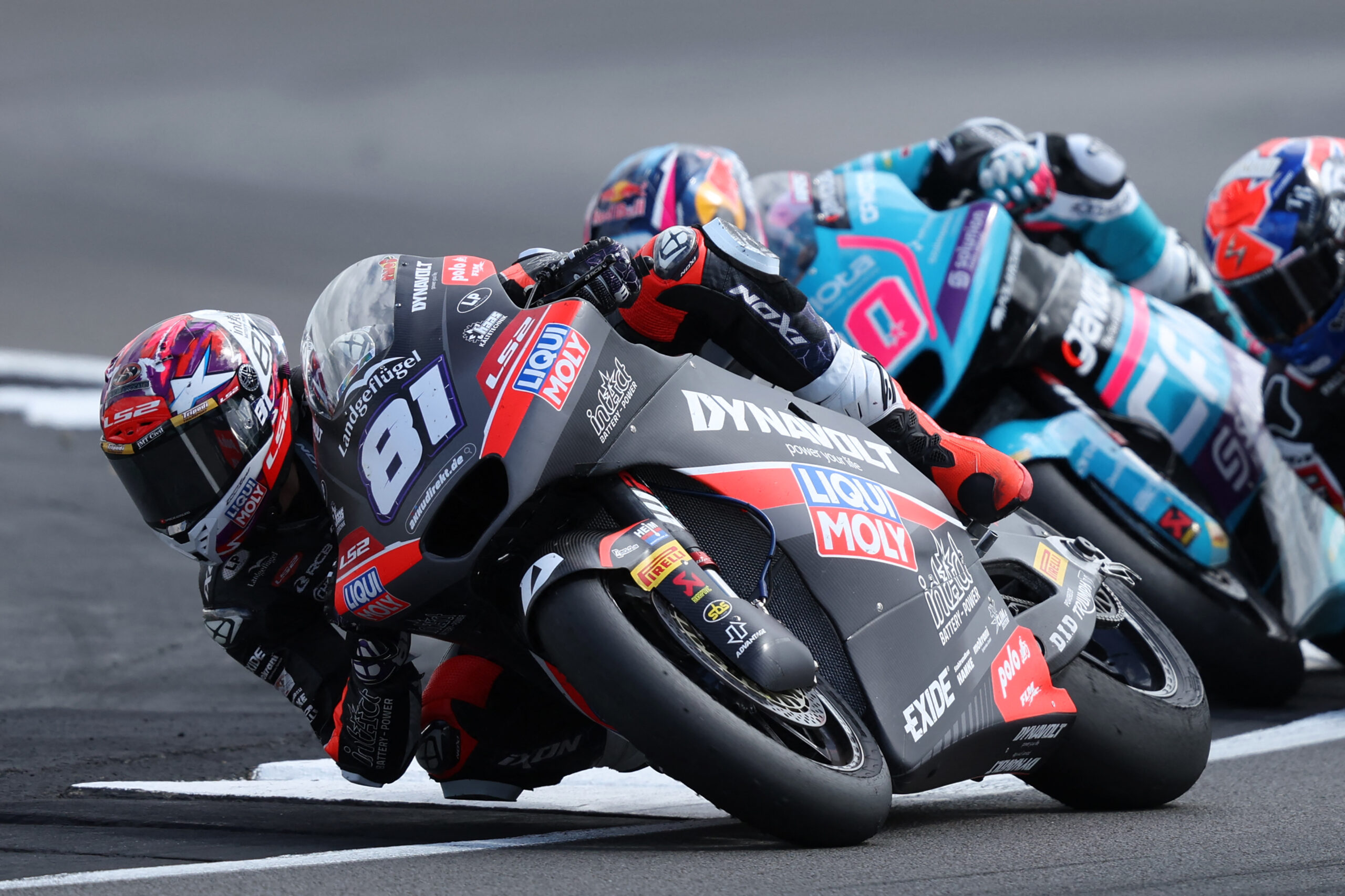 Agius supera dupla na última curva em Silverstone e vence 1ª na Moto2. Moreira é 2º