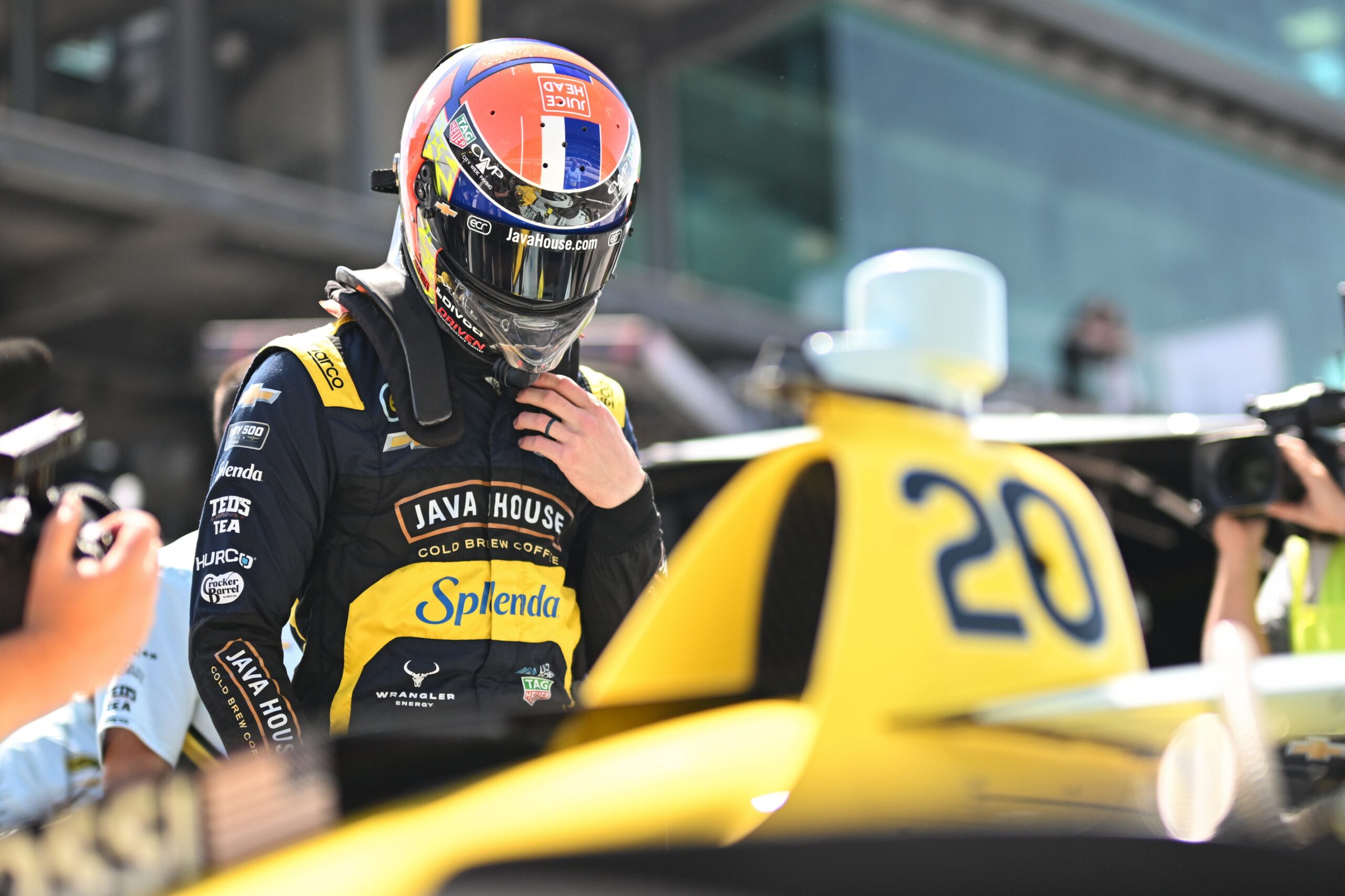 Rossi fala em “dia triste” após abandonar Indy 500 por incêndio: “Carro estava incrível”