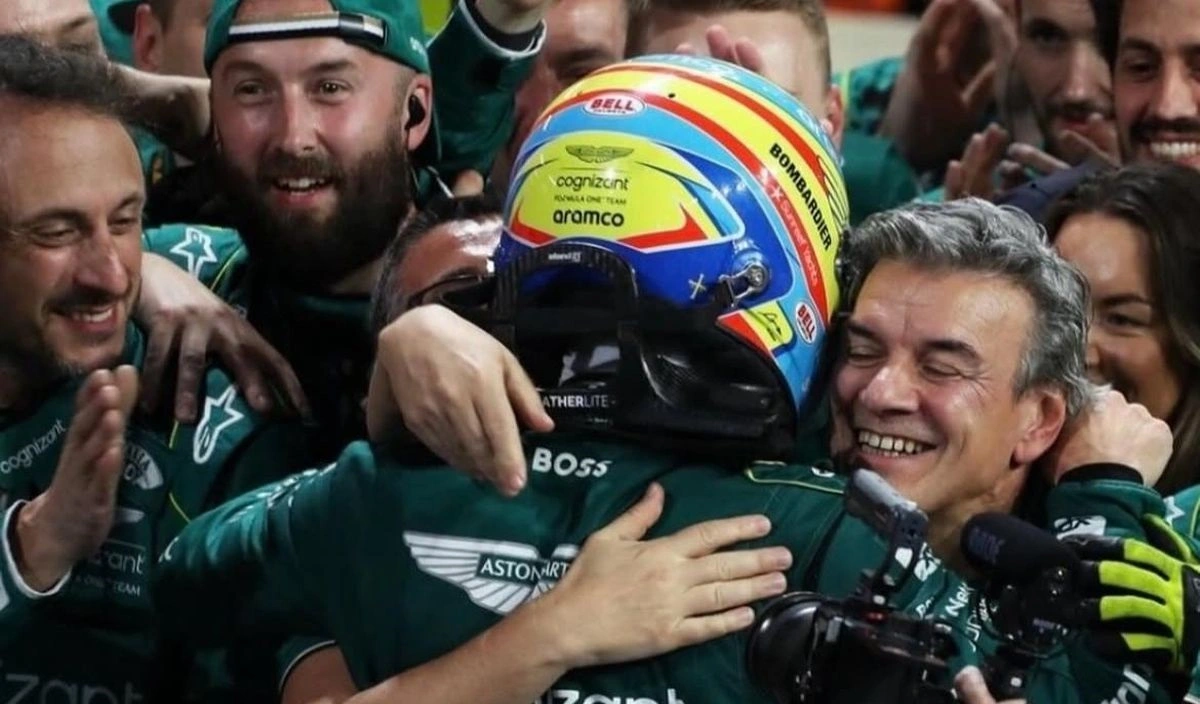 Alonso rinde homenaje tras la muerte de su fisioterapeuta durante más de 20 años
