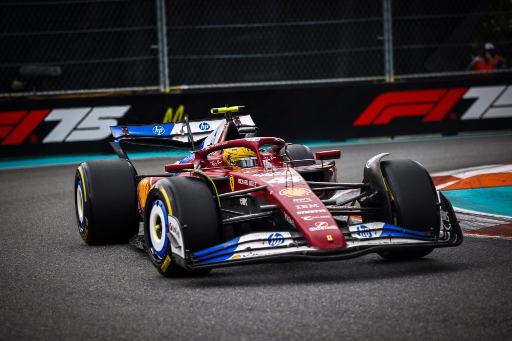 Hamilton suaviza críticas a Ferrari y dice que «el coche realmente tiene prestaciones»