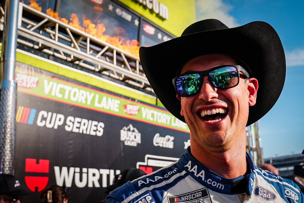 Logano vence a McDowell y se recupera con una victoria en la ronda de Nascar en Texas