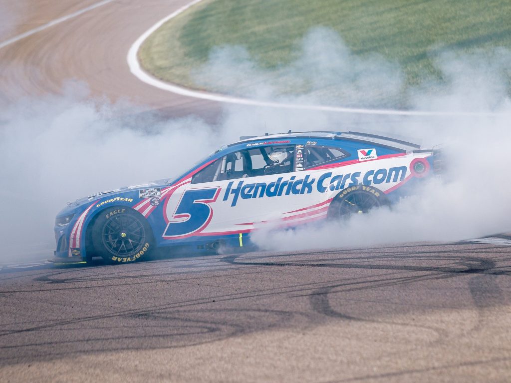Larson gana la ronda de Kansas de forma dominante y se coloca líder de NASCAR