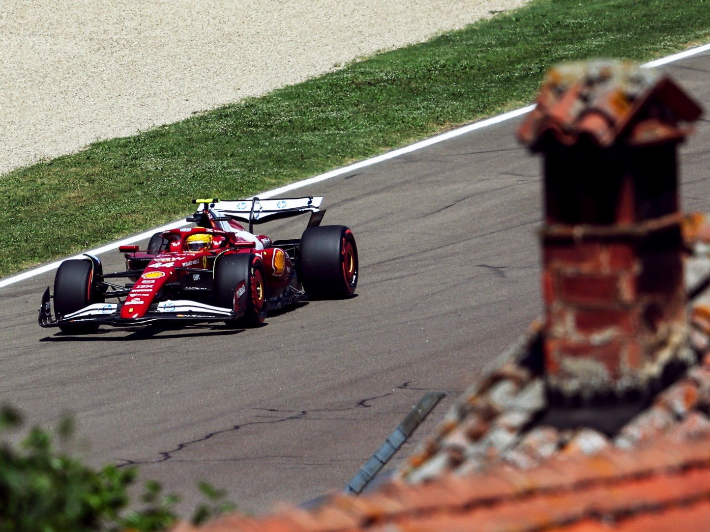 Hamilton se enoja por problema de frenos que «nunca» tuvo en Imola: «Va a ser una lotería»