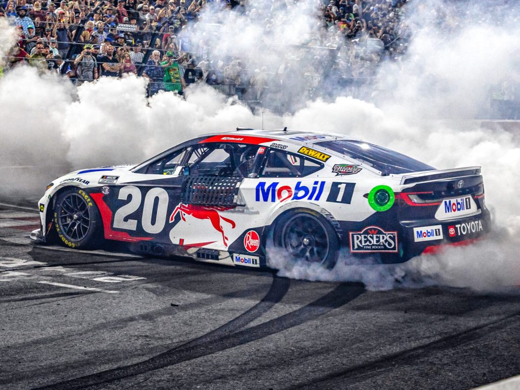 Bell aprovecha bandera amarilla y supera a Logano para ganar la All-Star Race de 2025