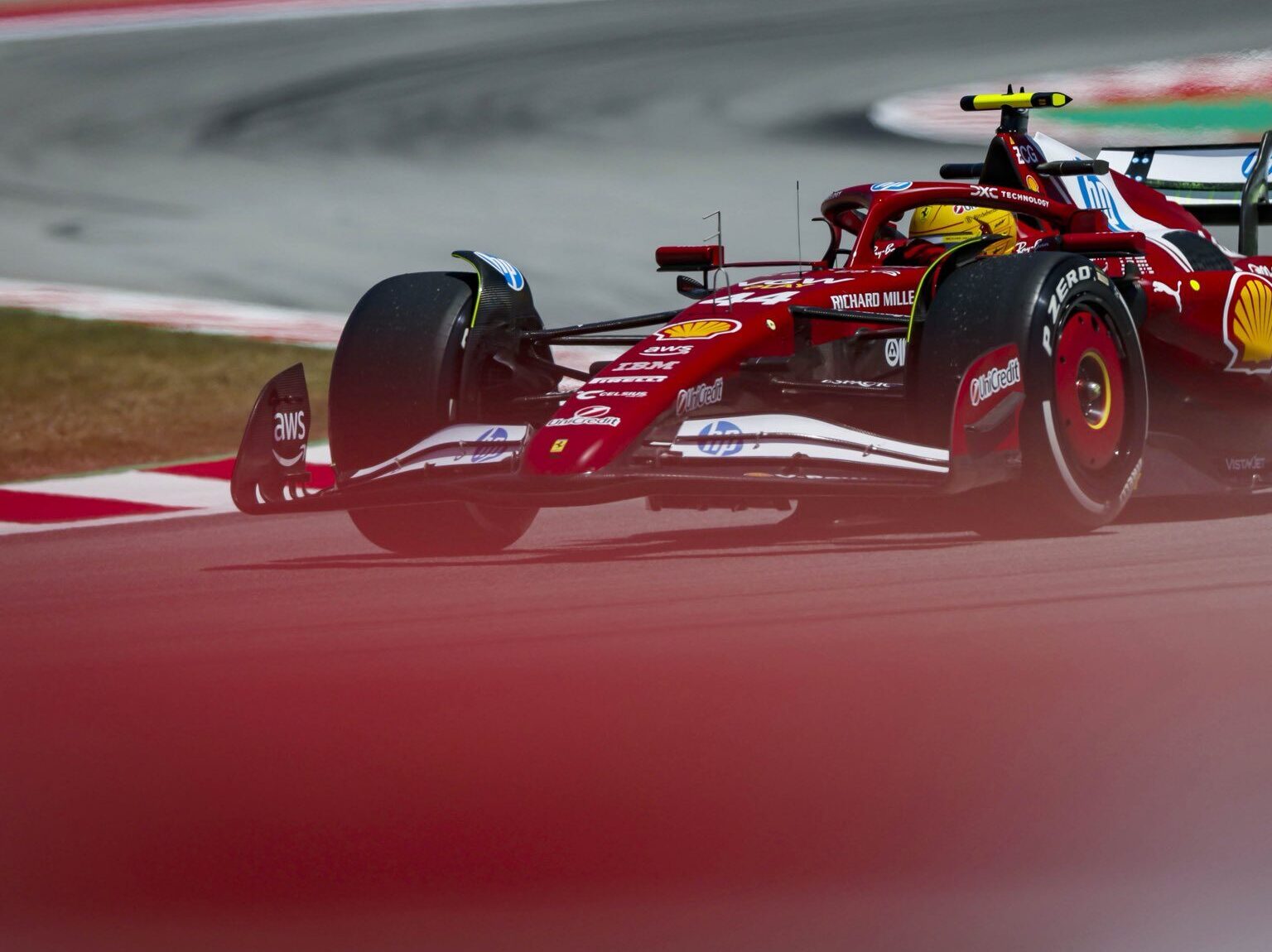 Ferrari responde al “exagerado” Hamilton y dice que el coche “no funciona tan mal”