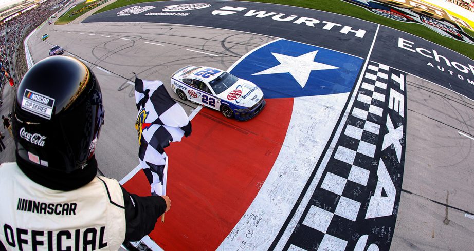 Logano bate McDowell e coroa recuperação com vitória na etapa do Texas da Nascar