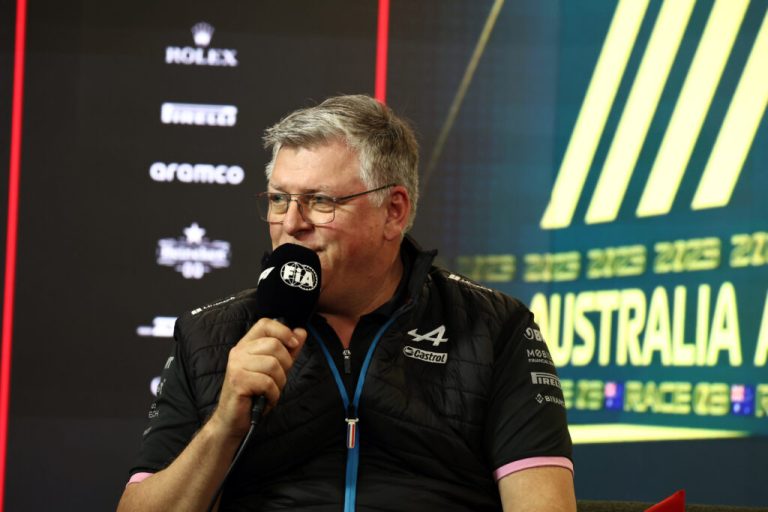 Exjefe de Alpine busca regresar a la F1 en un nuevo puesto: «Extraño la competencia»