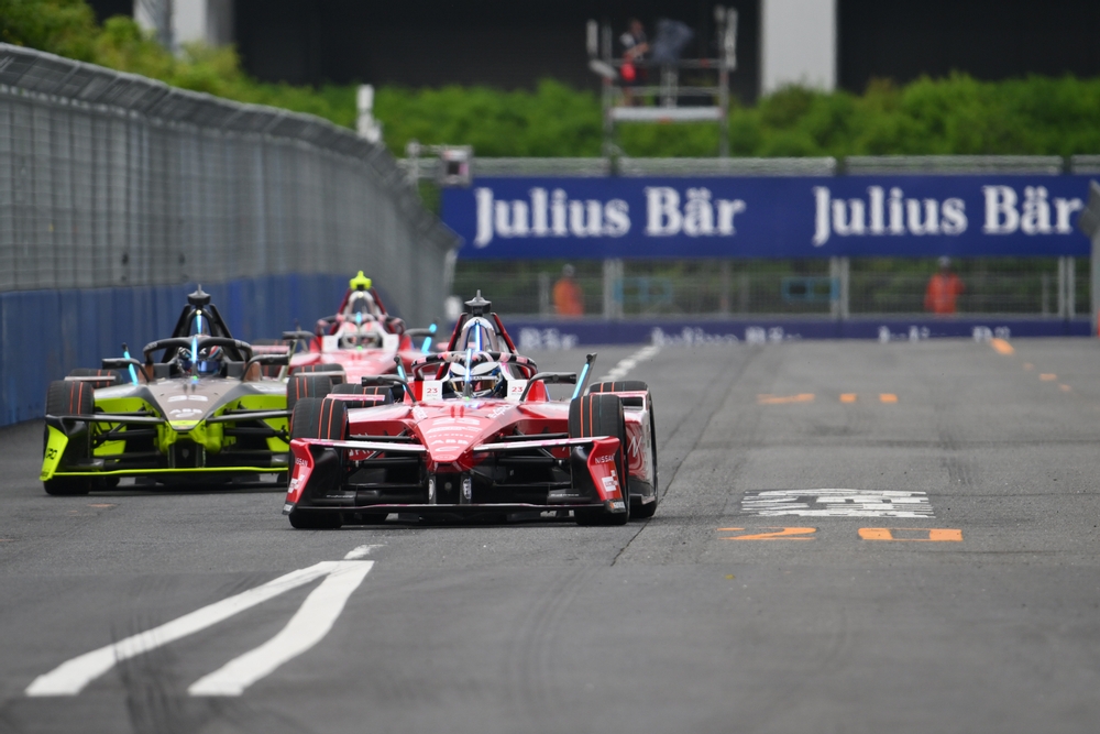 Rowland se defiende de los ataques y gana el ePrix de Tokio 2 de Fórmula E