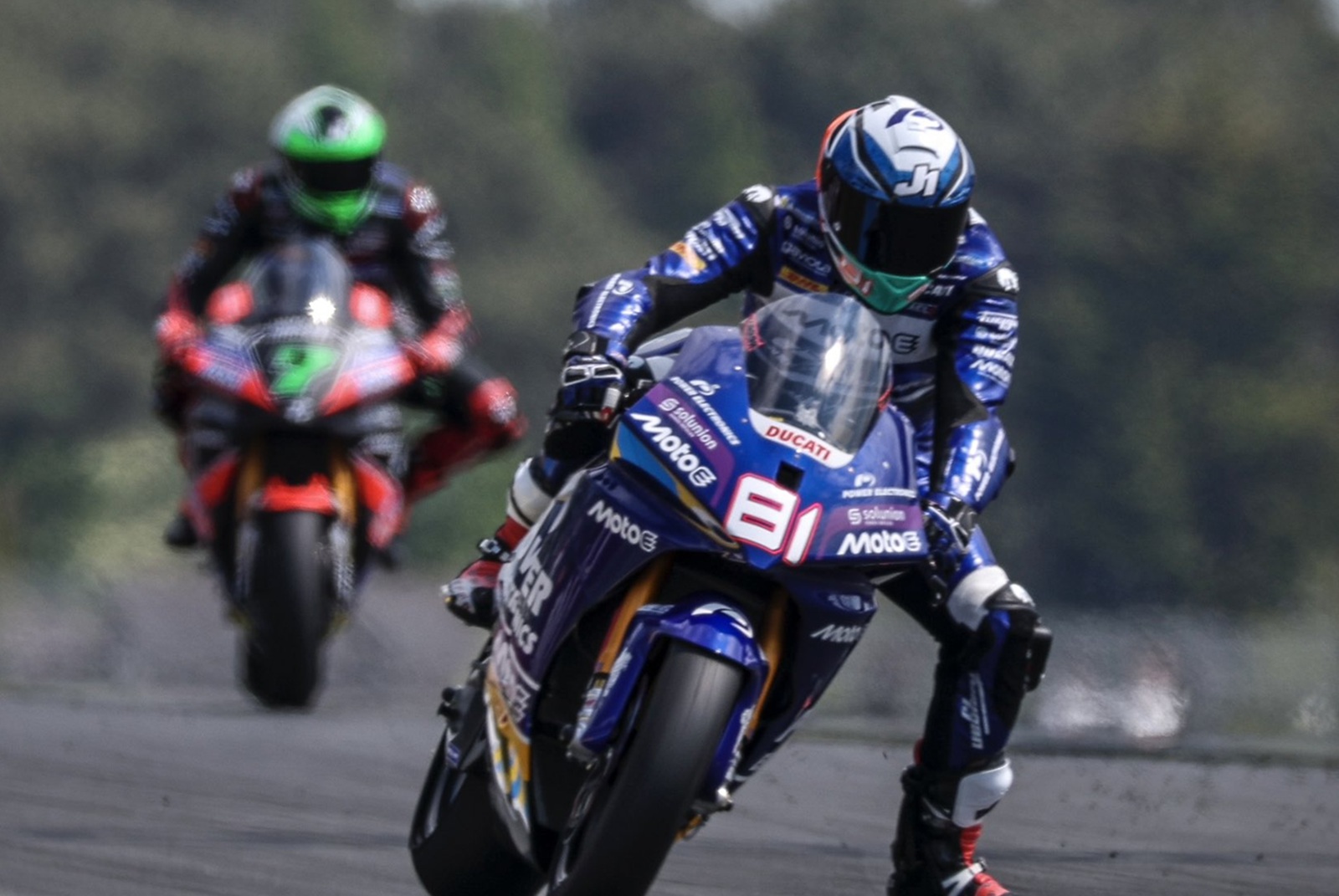 Zaccone voa, bate Granado e crava pole na abertura da MotoE 2025 na França