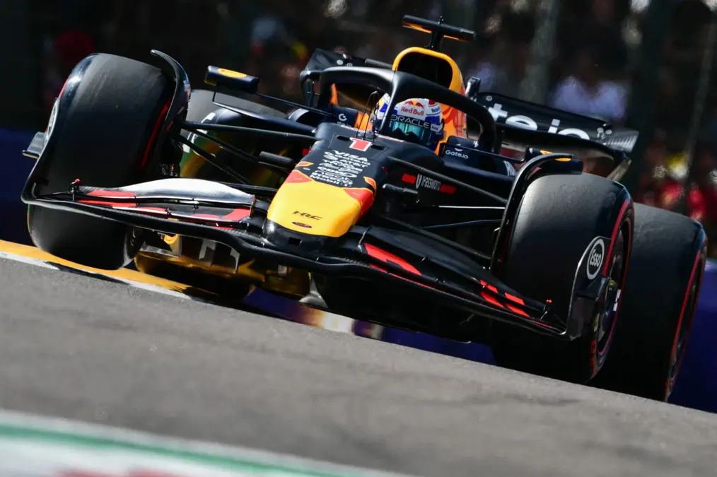Red Bull dice que Verstappen es “demasiado fuerte” y critica a Tsunoda en Imola