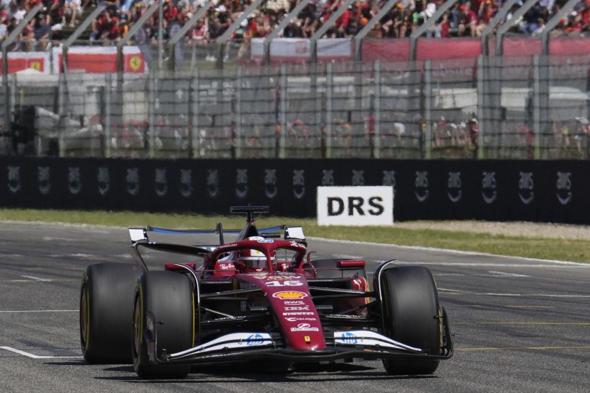 Ferrari reitera que Leclerc quis ficar na pista no safety-car em Ímola: “Só havia macios”