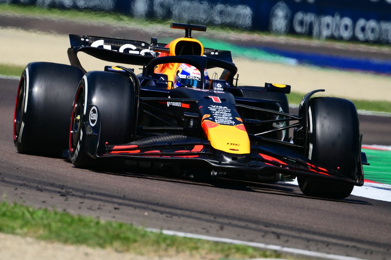 Verstappen bate Piastri em largada magistral e vence GP da Emília-Romanha. Bortoleto é 18º