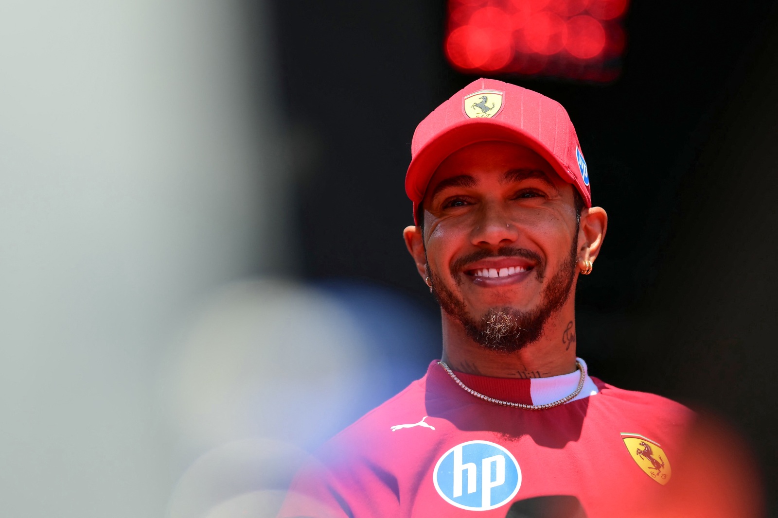 Hamilton rebate Mercedes sobre ganho da Ferrari com diretiva: “Não sei de onde tirou”