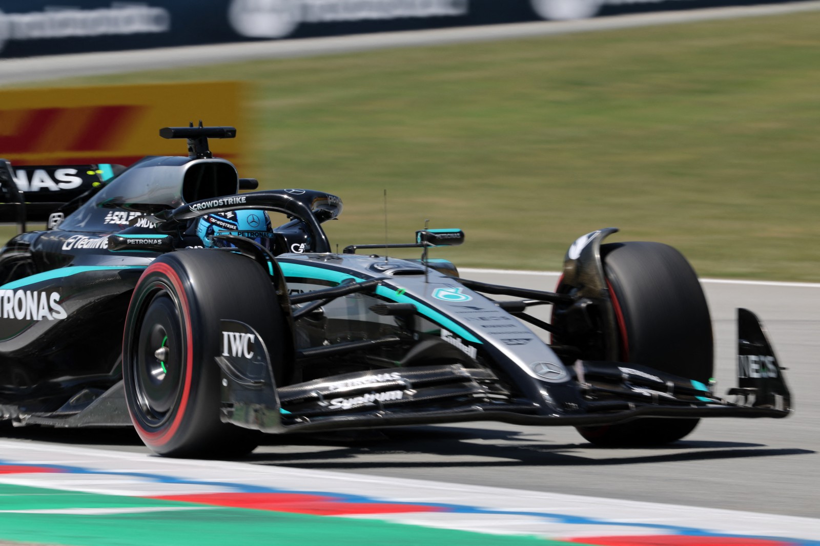 Russell diz que Mercedes “não é rápida aos domingos” e adota cautela na Espanha