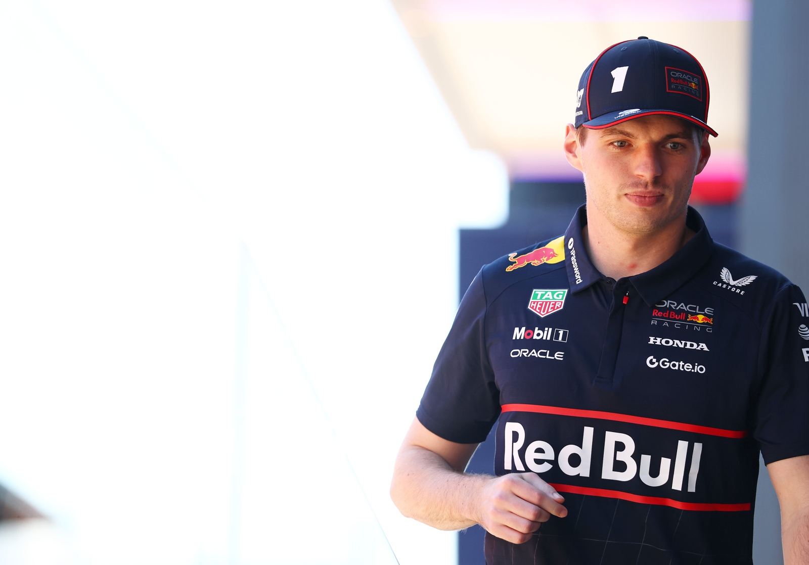 Verstappen leva 3 pontos na carteira em batida com Russell e fica à beira de suspensão