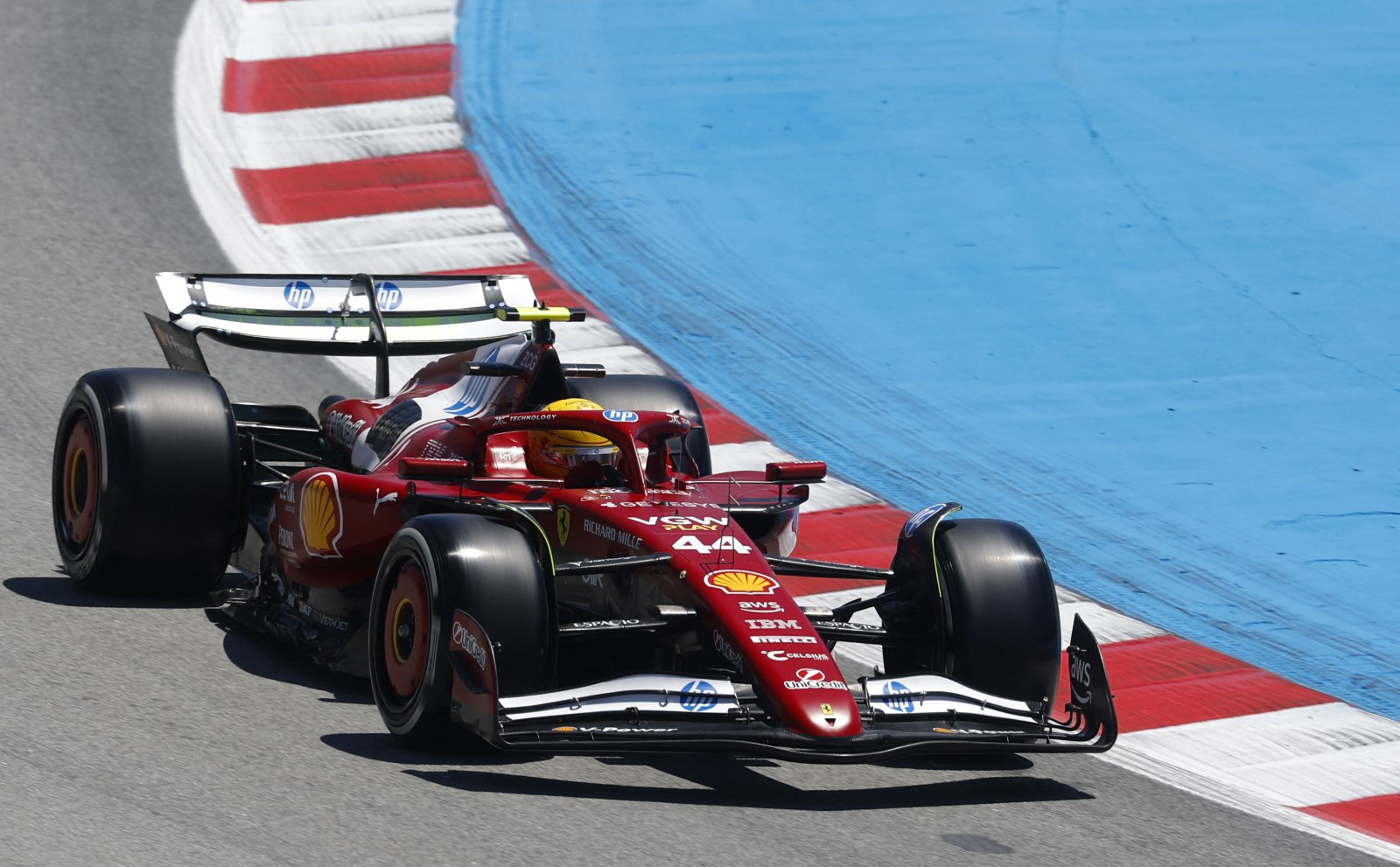 Ferrari rebate Hamilton e diz que carro “não estava tão horrível” na Espanha: “Exagero”