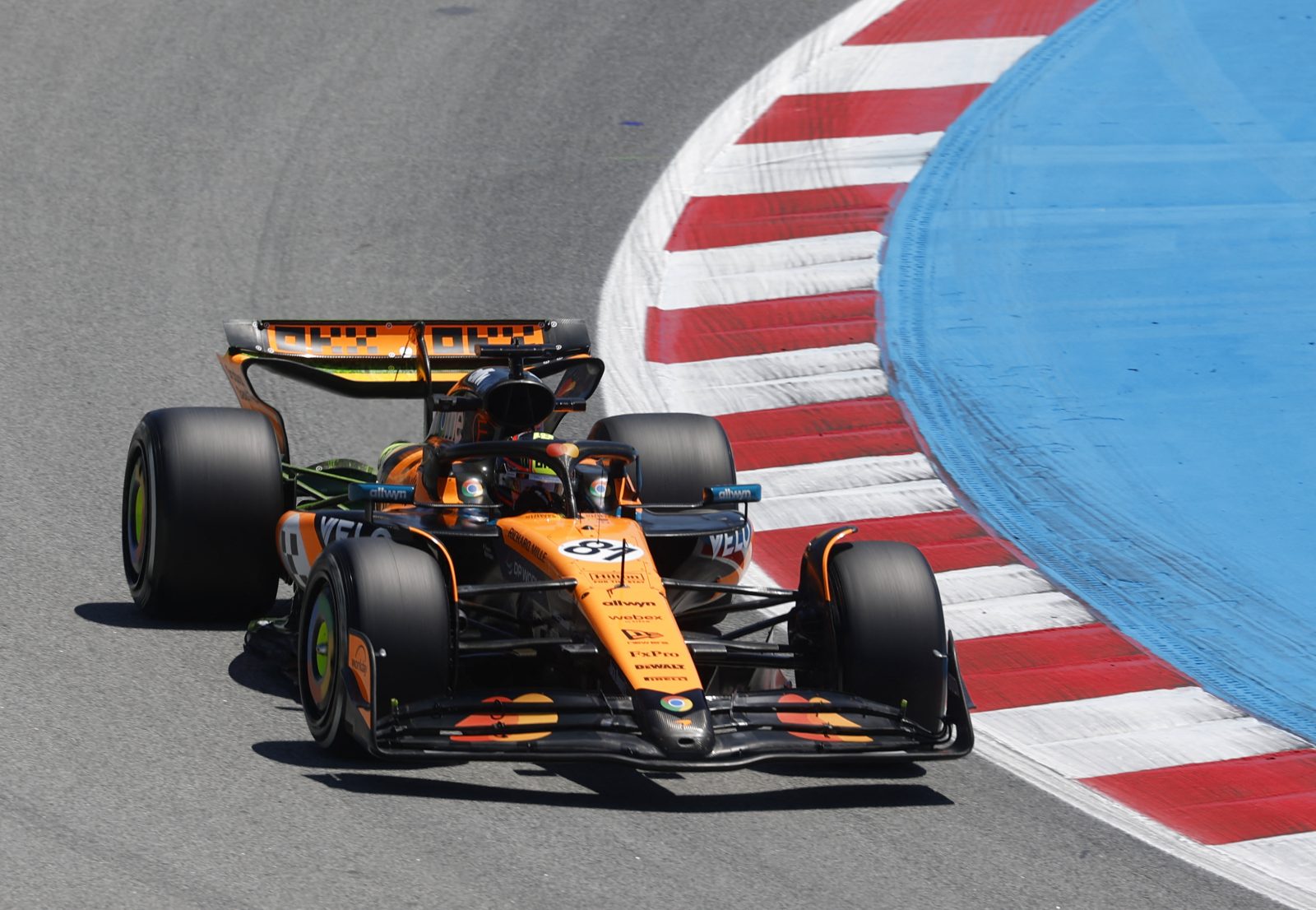 McLaren vê “começo positivo”, mas espera briga “especialmente apertada” na Espanha