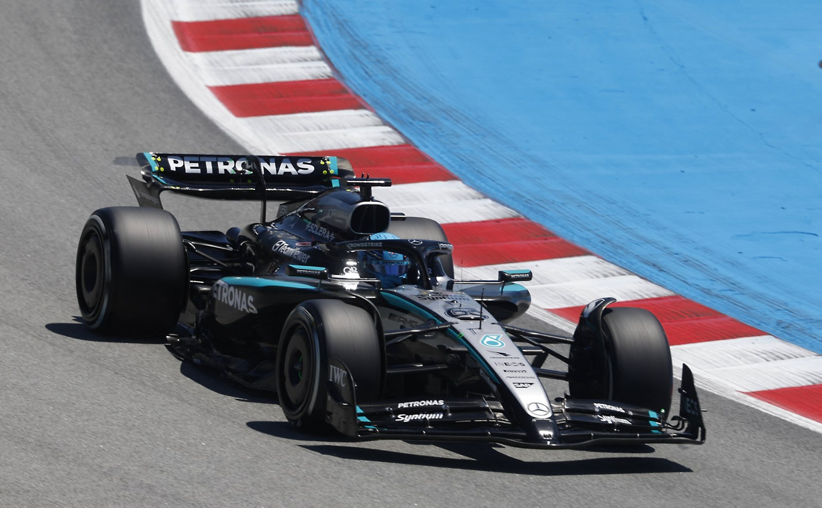 “Claramente reduziu a velocidade deles”: Russell ironiza efeito da diretiva na McLaren