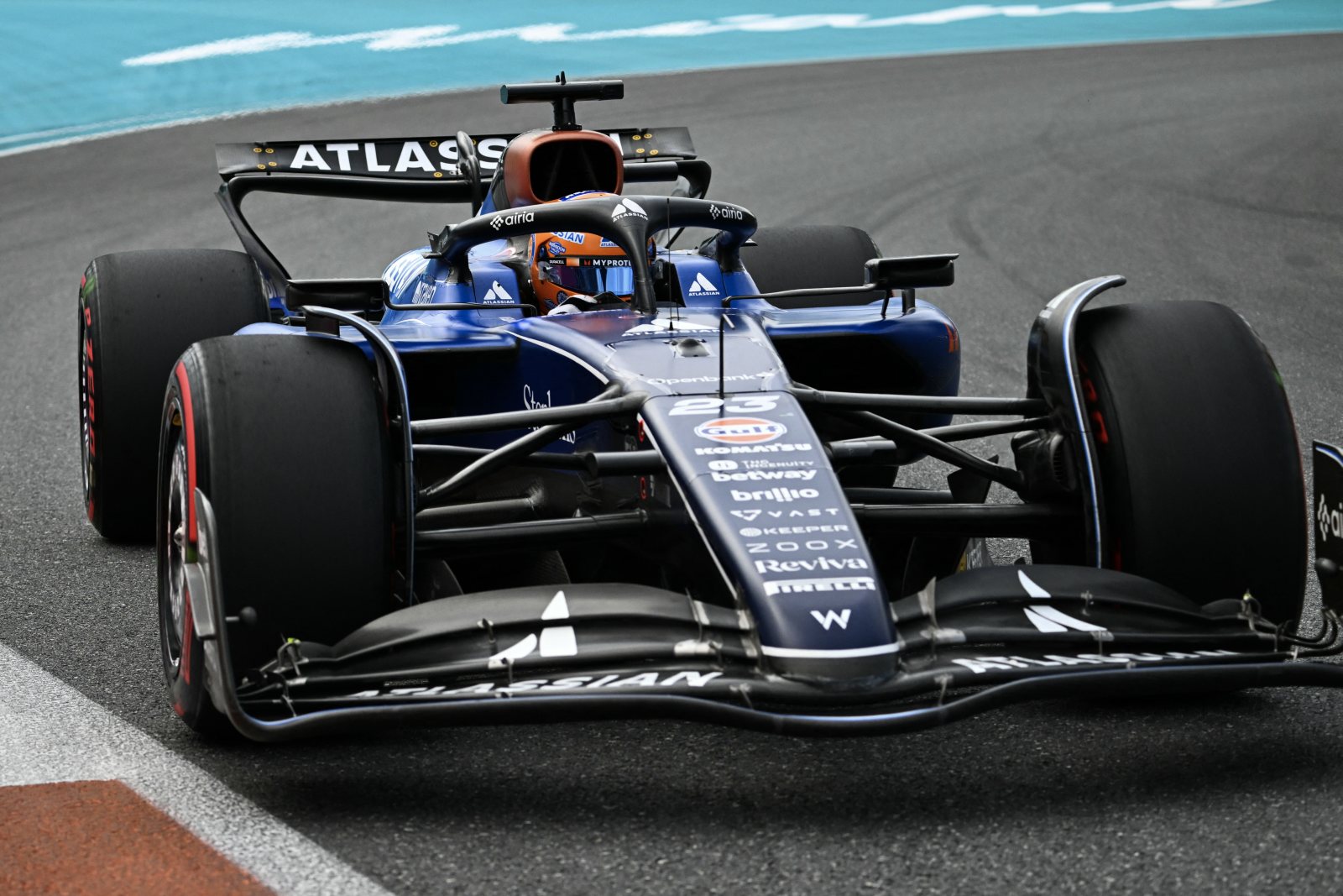 Albon brinca com 5º lugar em Miami: “Primeira vez que vi Verstappen terminar corrida”