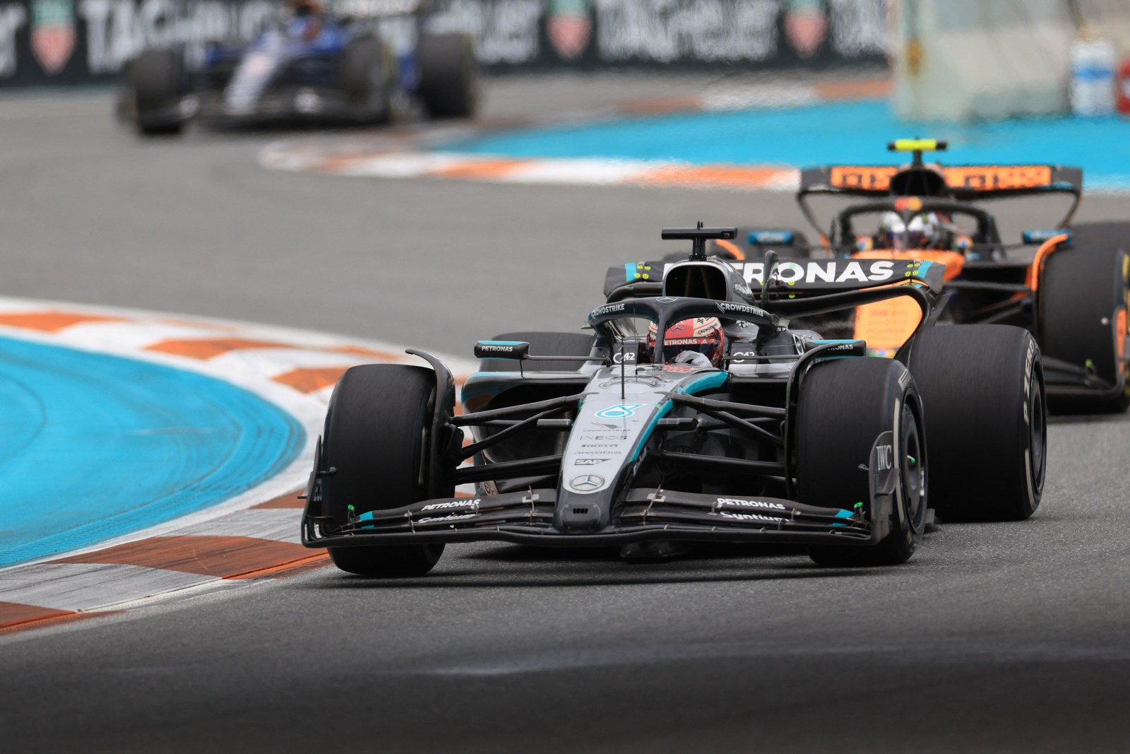 Comissários da FIA rejeitam protesto da Red Bull contra Russell no GP de Miami