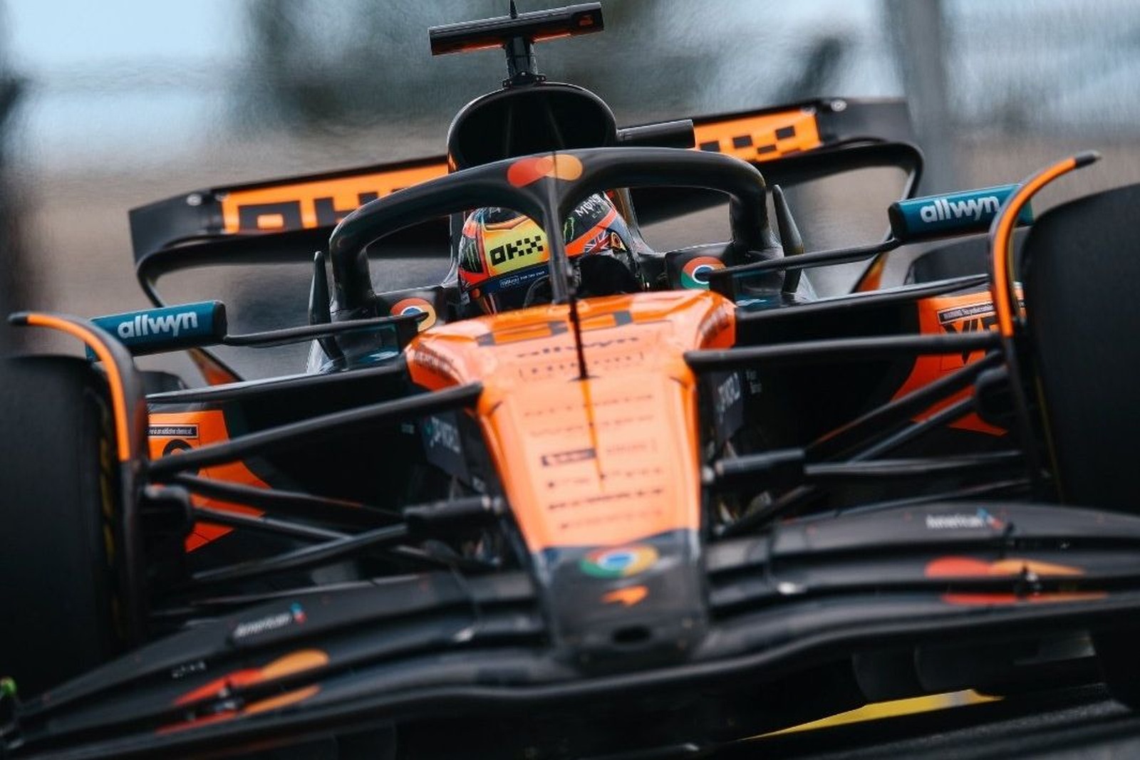 Piastri dá sorte com bandeira vermelha no fim e lidera treino livre em Miami. Bortoleto é 15º