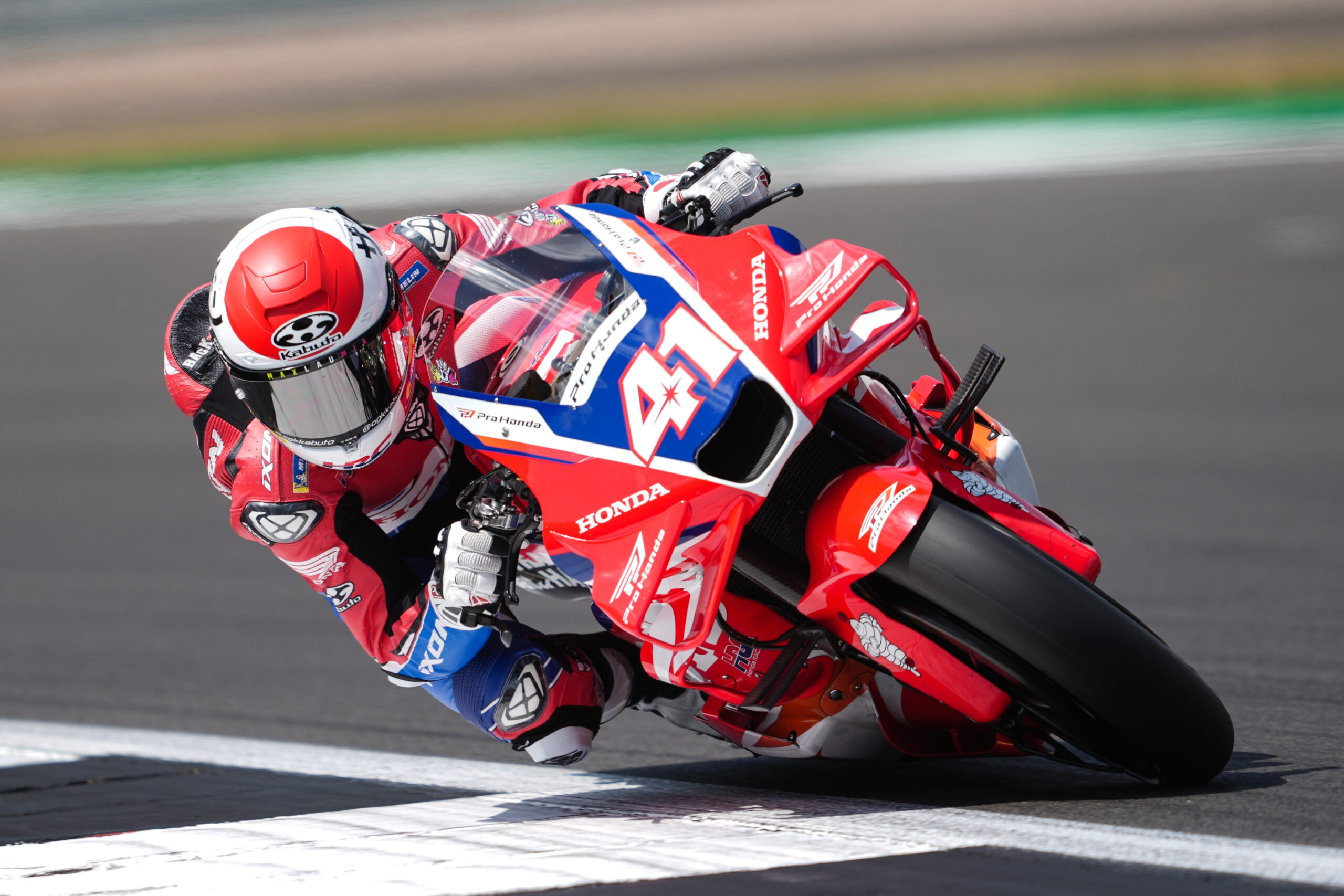 Espargaró revela jeito protetor e diz que pilotos “estão felizes” com chefe da Honda